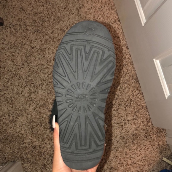 UGGS - Picture 5 of 7